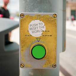 A picture of a door handle with the word "push"